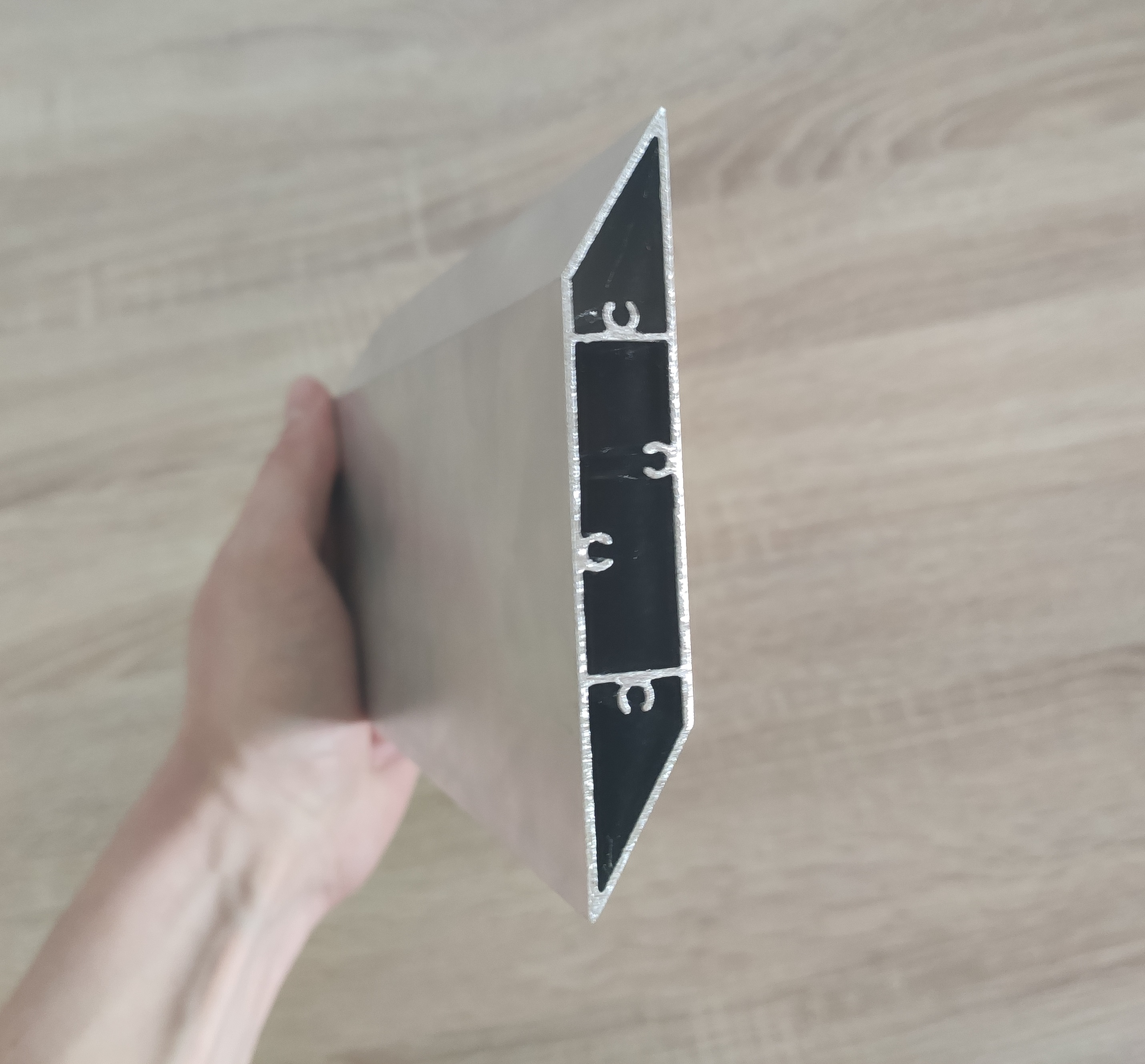 Aluminiowa lamela o przekroju równoległoboku 