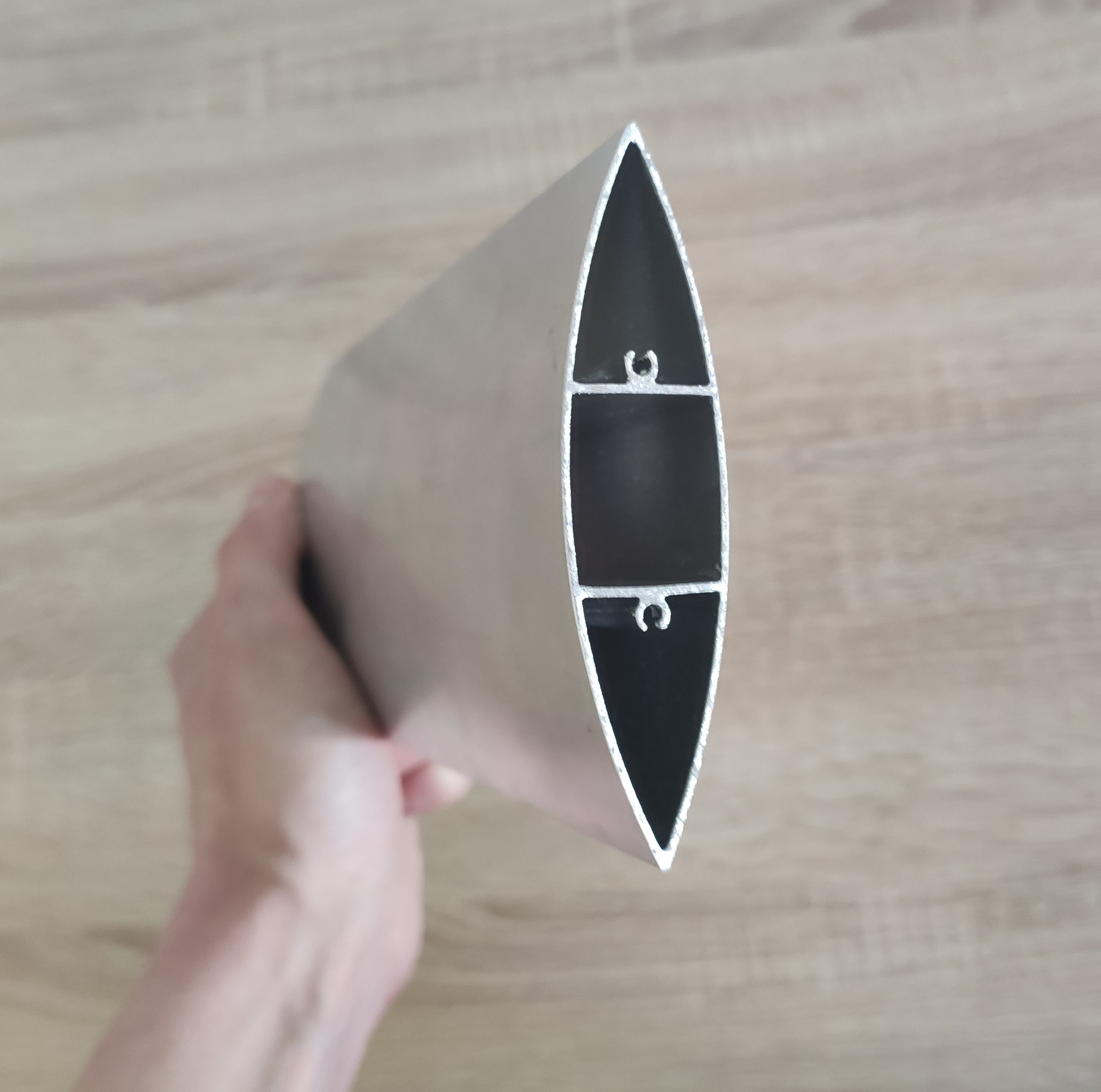 Aluminiowa lamelka w kształcie kropli