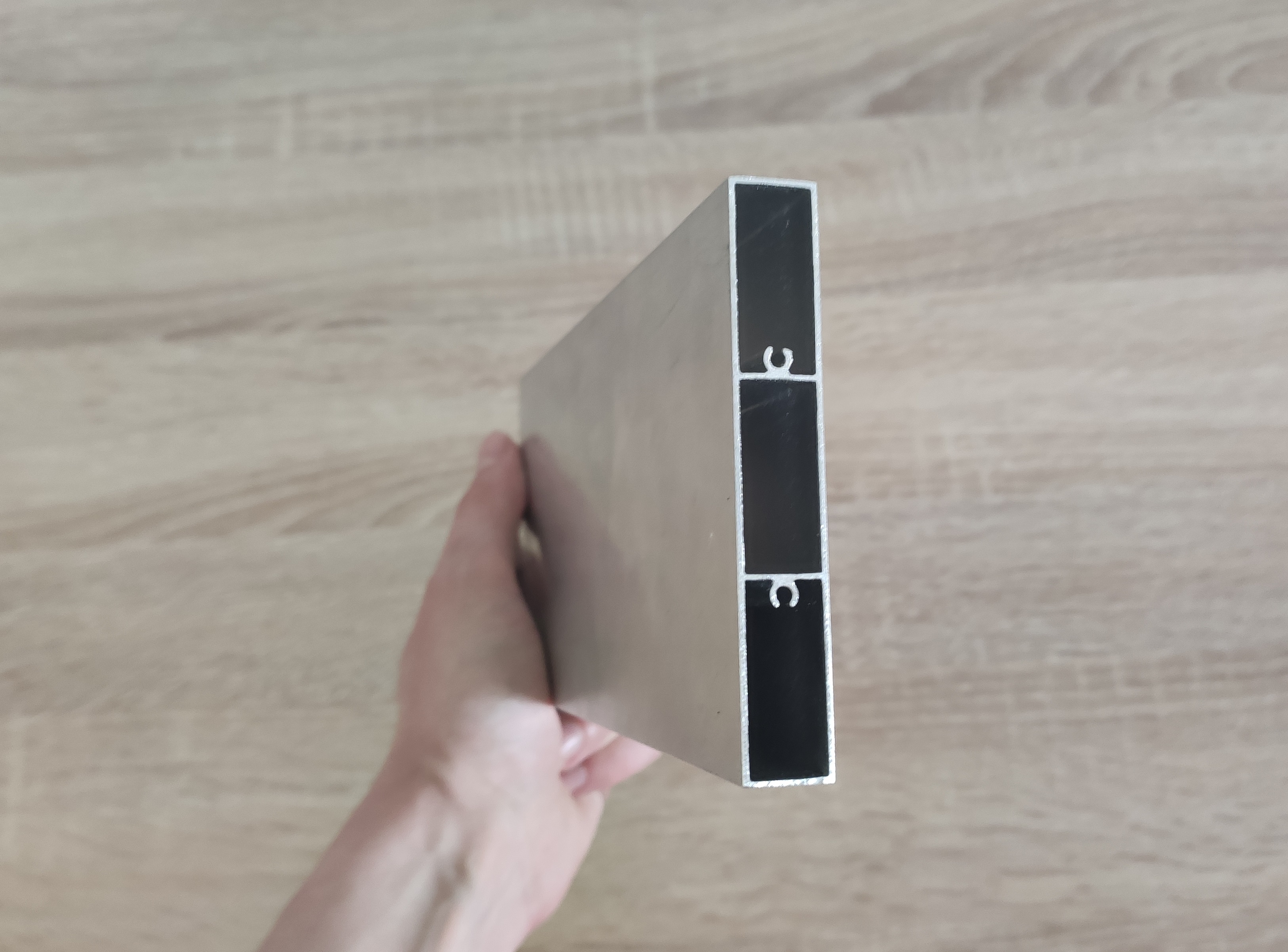 Lamela aluminiowa o kształcie prostokątnym