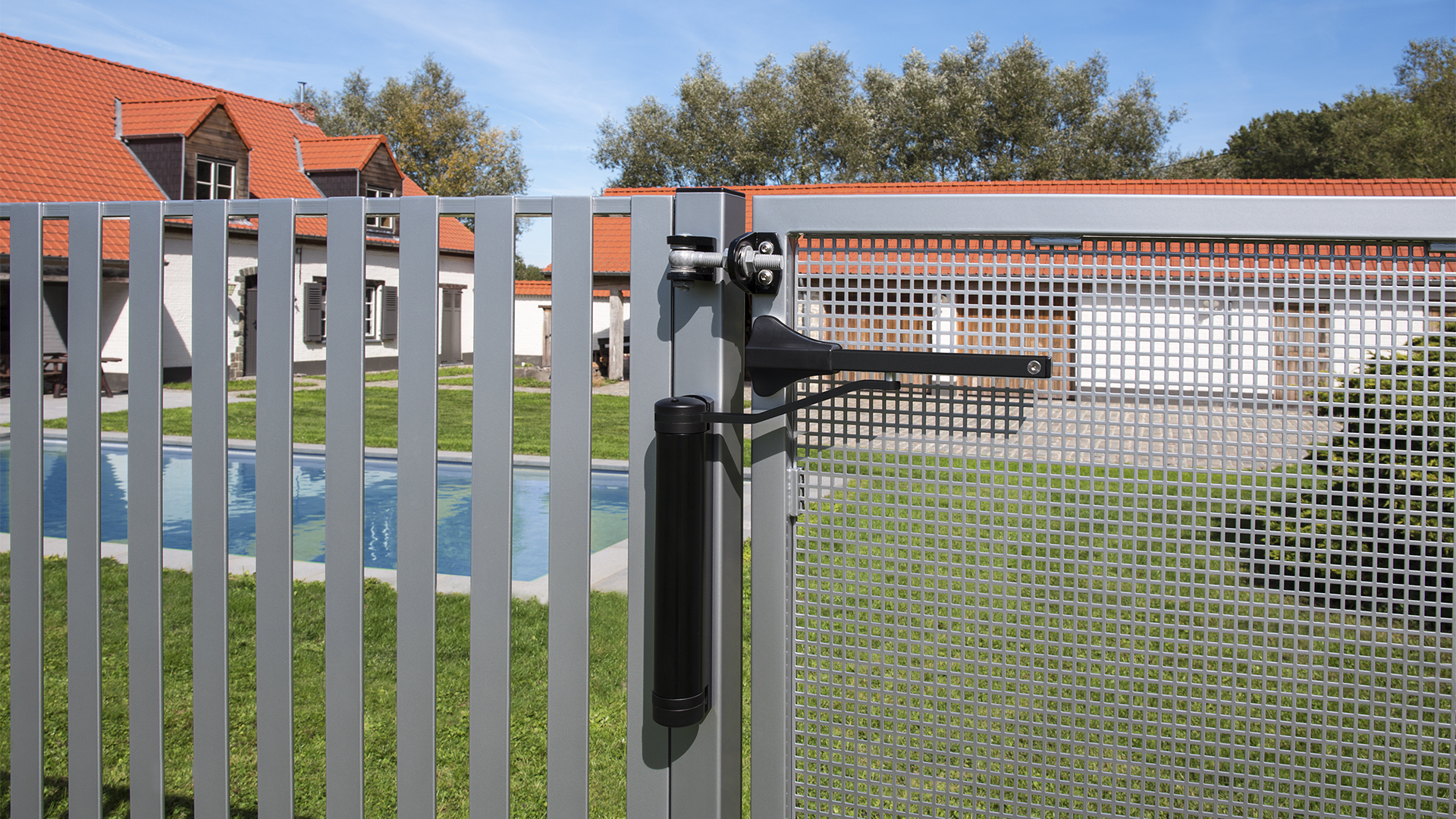 Zamontowany samozamykacz LOCINOX LION-9005 