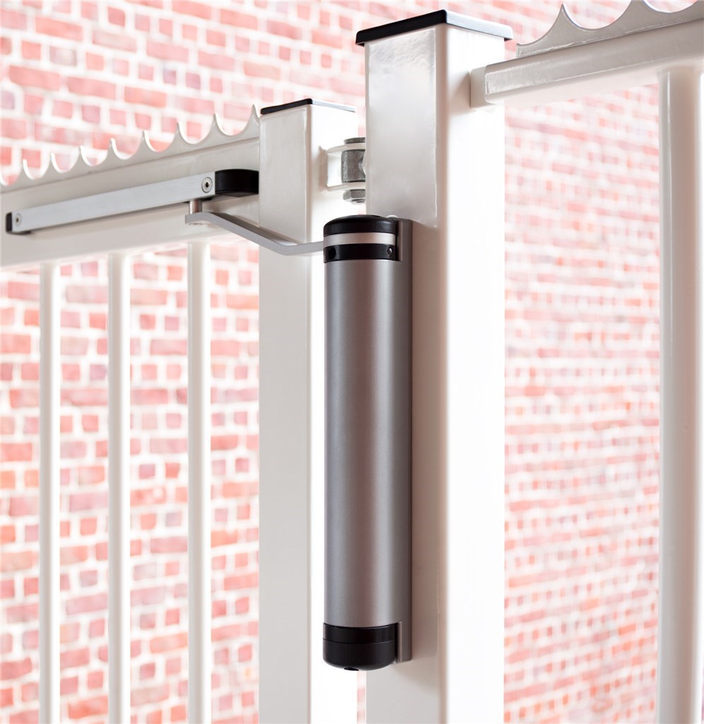 Zamontowany samozamykacz LOCINOX LION-SILV
