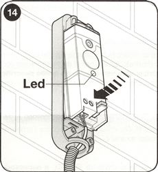 10. Umieść podłączoną elektronikę fotokomórek w ich obudowach i włącz zasilanie. Przeprowadź procedurę rozpoznawania podłączonych urządzeń na centrali sterującej napędu.