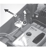 1. Odchyl zatrzask mocujący centralę sterującą 2. Unieś uchwyt centrali sterującej 1. Odchyl zatrzask mocujący centralę sterującą 2. Unieś uchwyt centrali sterującej