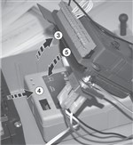 3. Odchyl centralę sterującą 4. Wsuń akumulator pod centralę sterującą 5. Zamknij zatrzask mocujący centralę sterującą 3. Odchyl centralę sterującą 4. Wsuń akumulator pod centralę sterującą 5. Zamknij zatrzask mocujący centralę sterującą