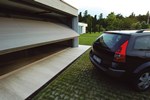 Wystająca brama garażowa uchylna